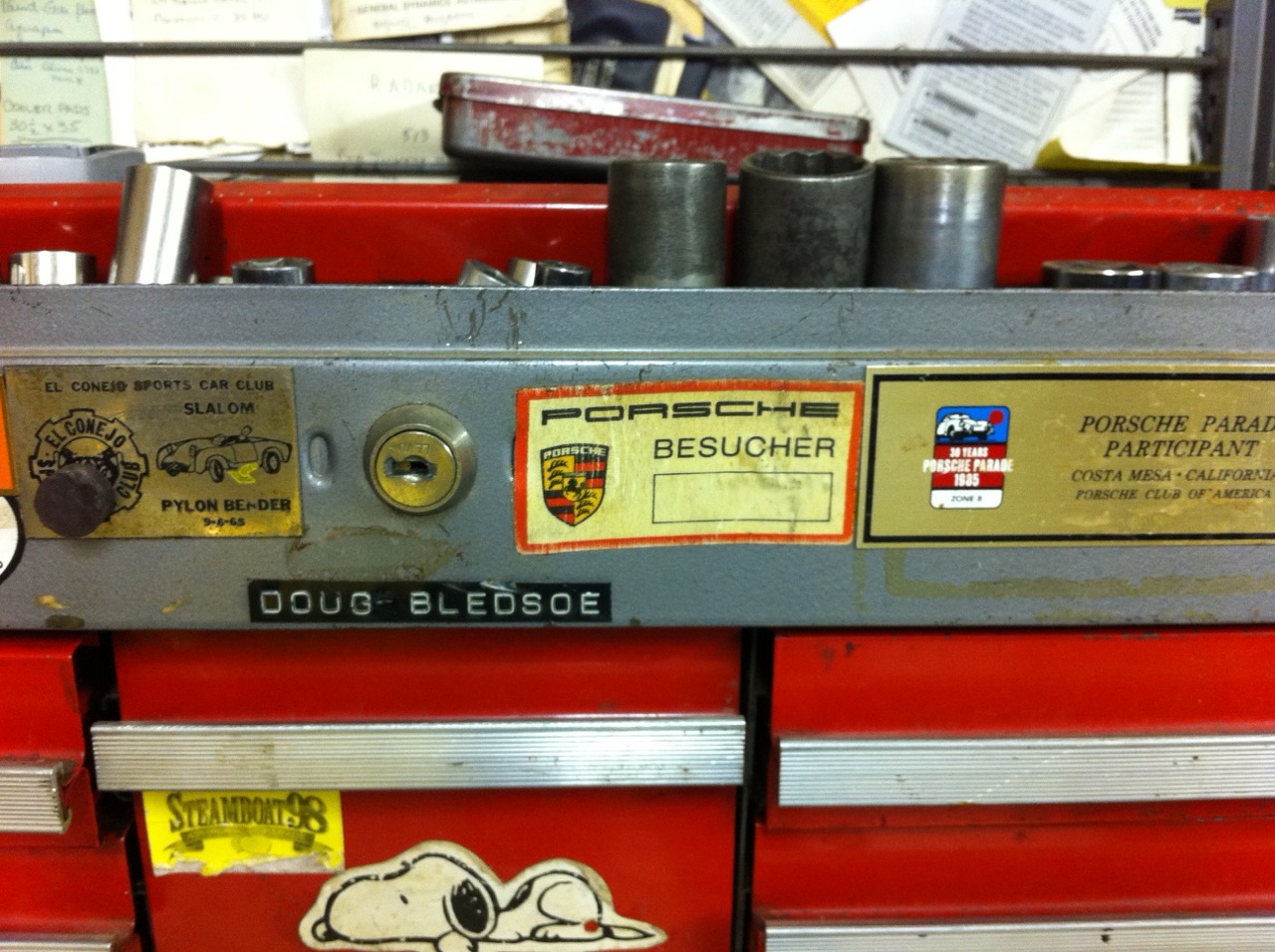Besucherausweis und Erinnerungsstücke aus der Garage von Doug Bledsoe