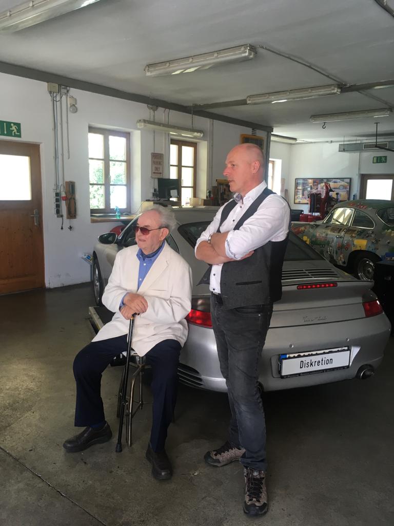 Musiker beim Einspielen vor dem Porsche 356 in der Werkstatt von MasterTec