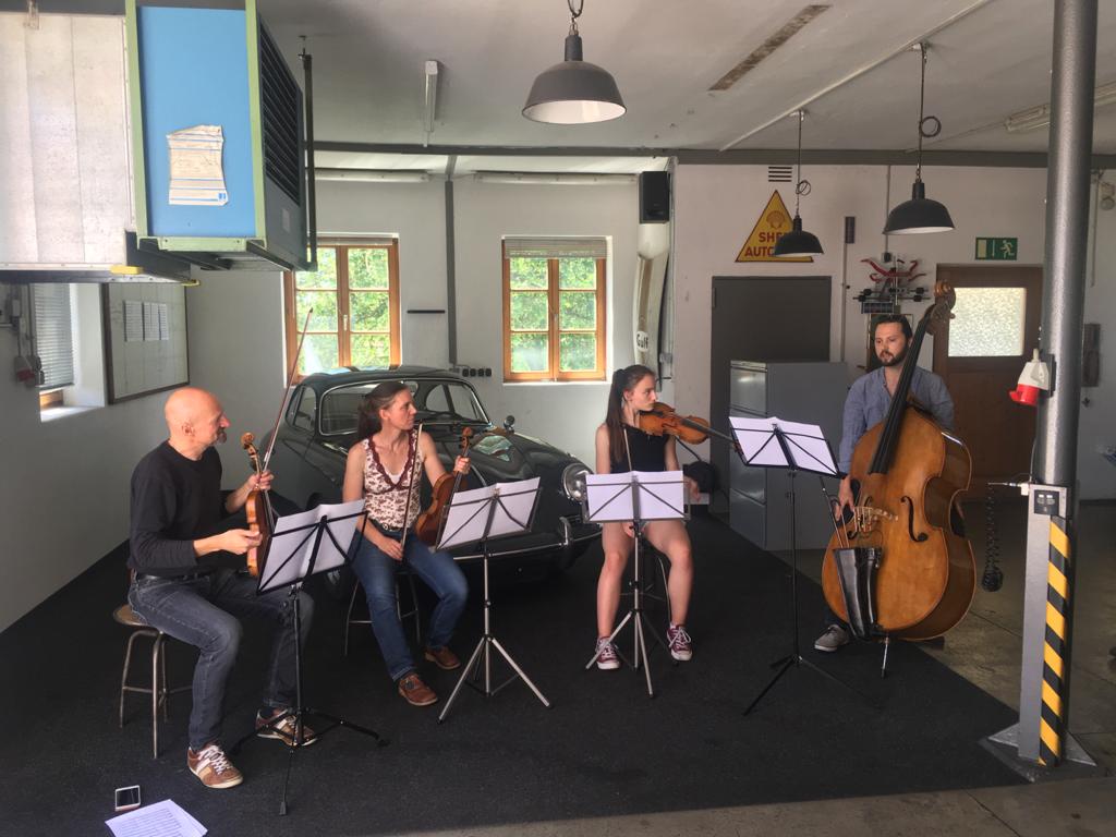 Helmut Freinecker mit einem älteren Herrn in der Werkstatt während der Entstehung der Symphonie