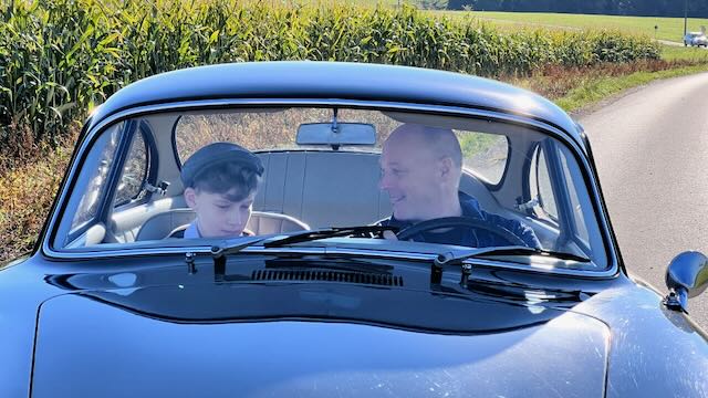 Porsche 356 Super 90 auf einer Landstraße während der Symphonieporsche Dreharbeiten