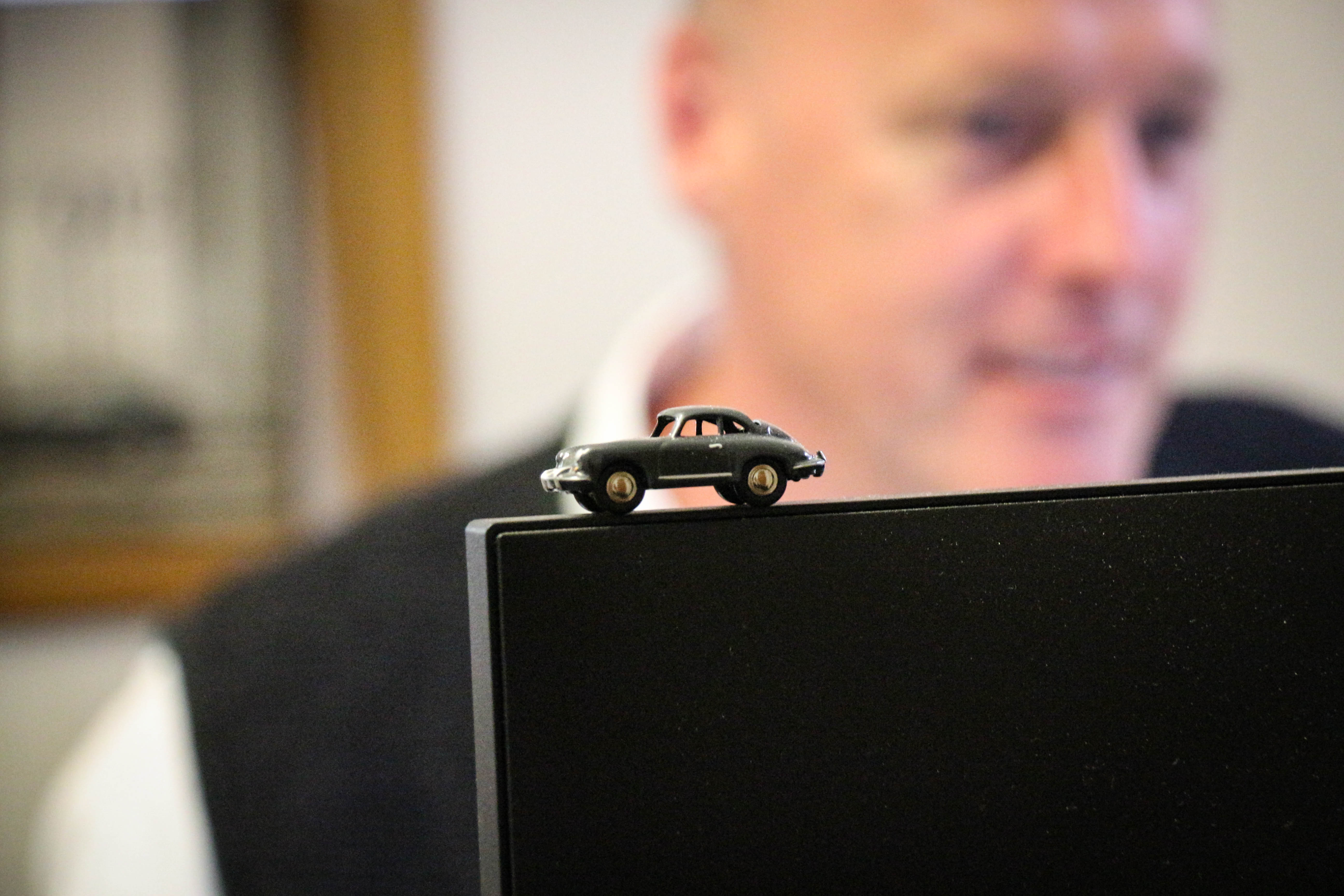 Porsche Modellauto in der Werkstatt von MasterTec als Symbol für den persönlichen Kontakt