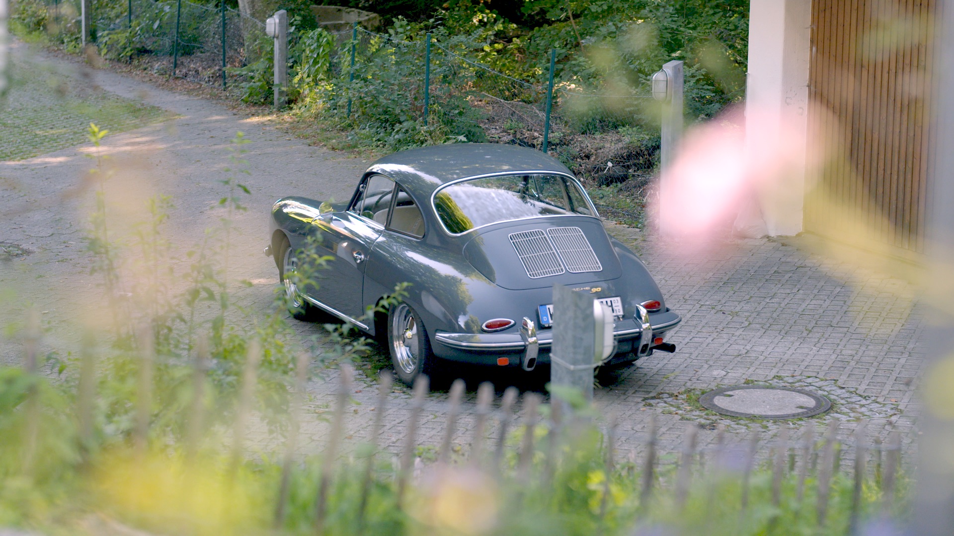 Porsche 356 im Hof als Beispiel für die gewachsene Geschichte eines klassischen Fahrzeugs