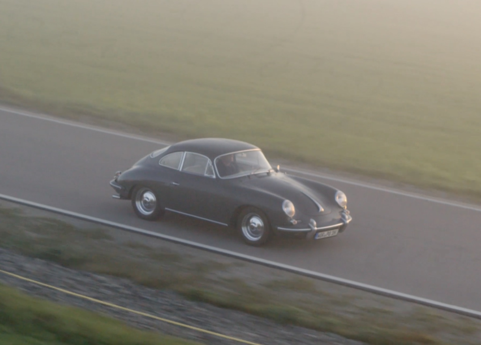 Porsche 356 auf der Straße als Sinnbild für Probefahrt und Gesamteindruck eines klassischen Fahrzeugs