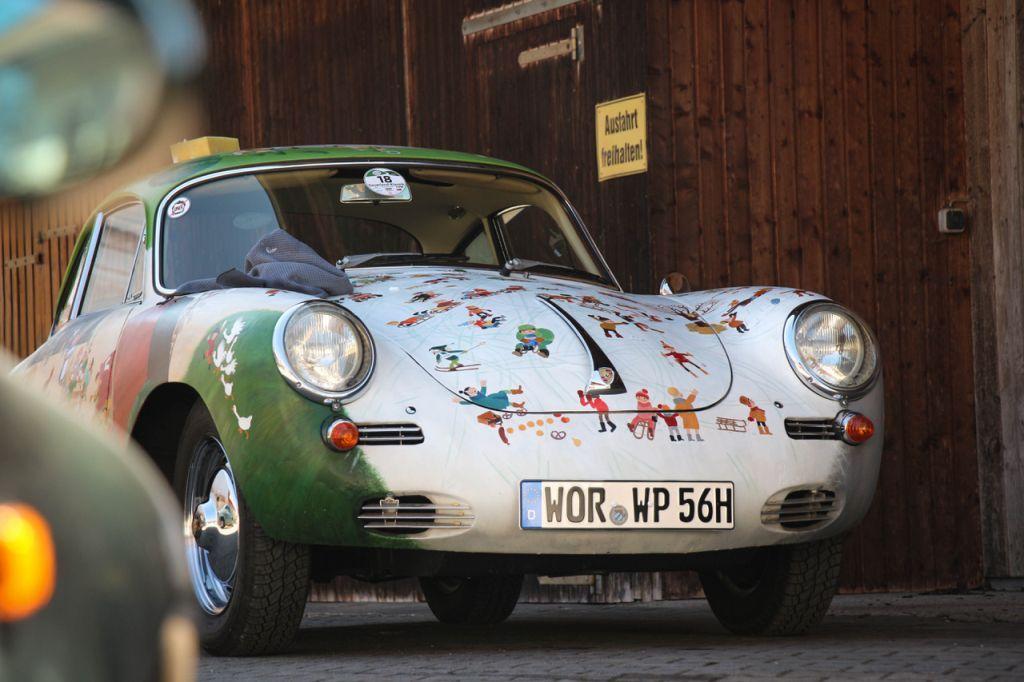 Wimmelporsche vor der Werkstatt in Frontansicht