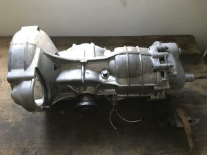 Ausgebautes Getriebe des Porsche 912 auf der Werkbank.