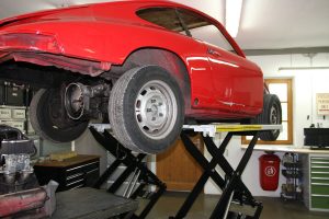 Heckpartie des Porsche 912 auf der Hebebühne mit ausgebautem Motor.