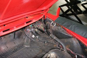 Kofferraum des Porsche 912 mit Kabelbaum vor der Restaurierung.