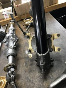 Lenkung und Achse des Porsche 912 in der Werkstatt im Detail.
