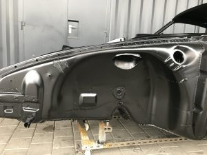 Rohkarosse des Porsche 912 mit grundiertem Armaturenbrett.