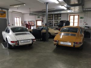 Werkstattansicht mit Bahama Yellow Porsche 912 bei MasterTec.