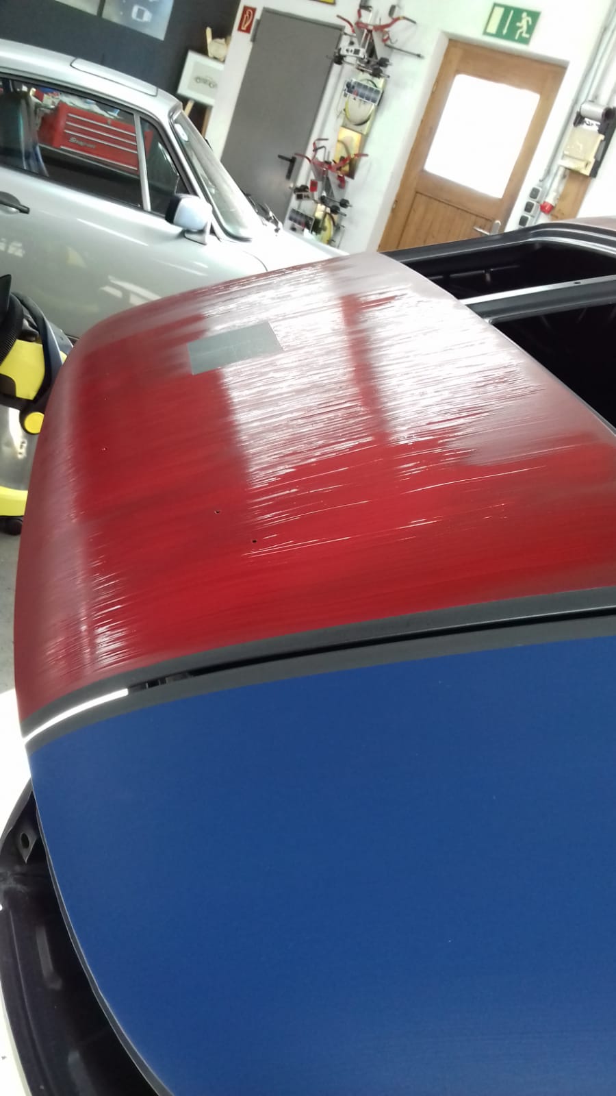 Nahaufnahme von rotem und blauem Dachbereich am FamosNine Porsche 912