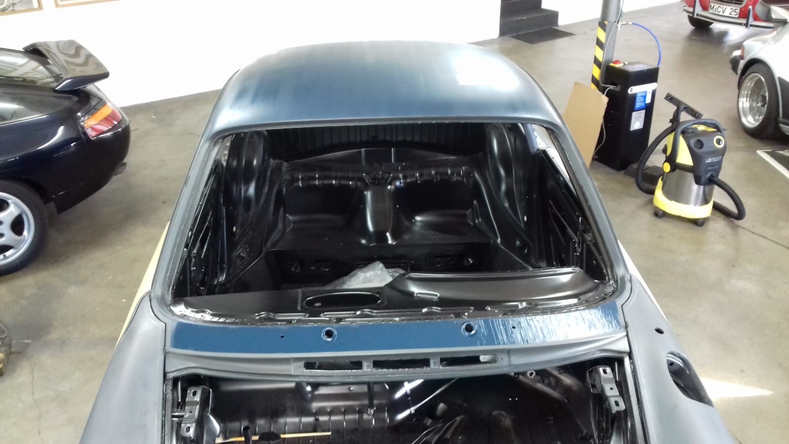 Blaue Metallic-Dachpartie des FamosNine Porsche 912 in der Draufsicht