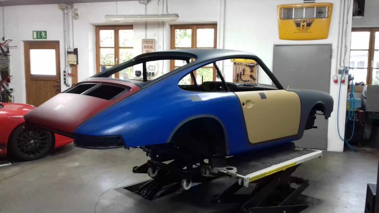 Seitenansicht des Porsche 912 mit blauem Seitenteil und roter Heckpartie im FamosNine Projekt
