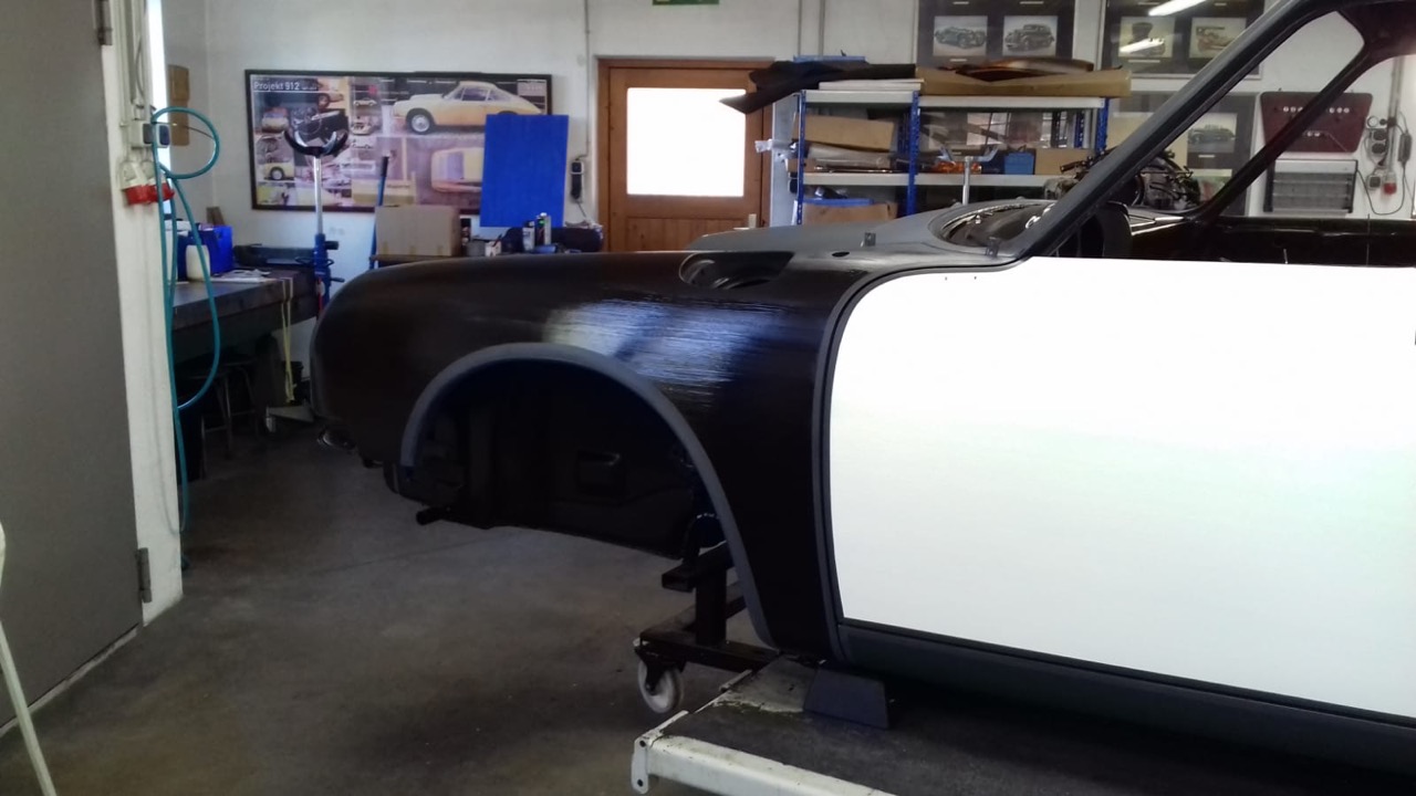 Frontpartie des Porsche 912 mit schwarzem Kotflügel und weißer Tür im FamosNine Projekt