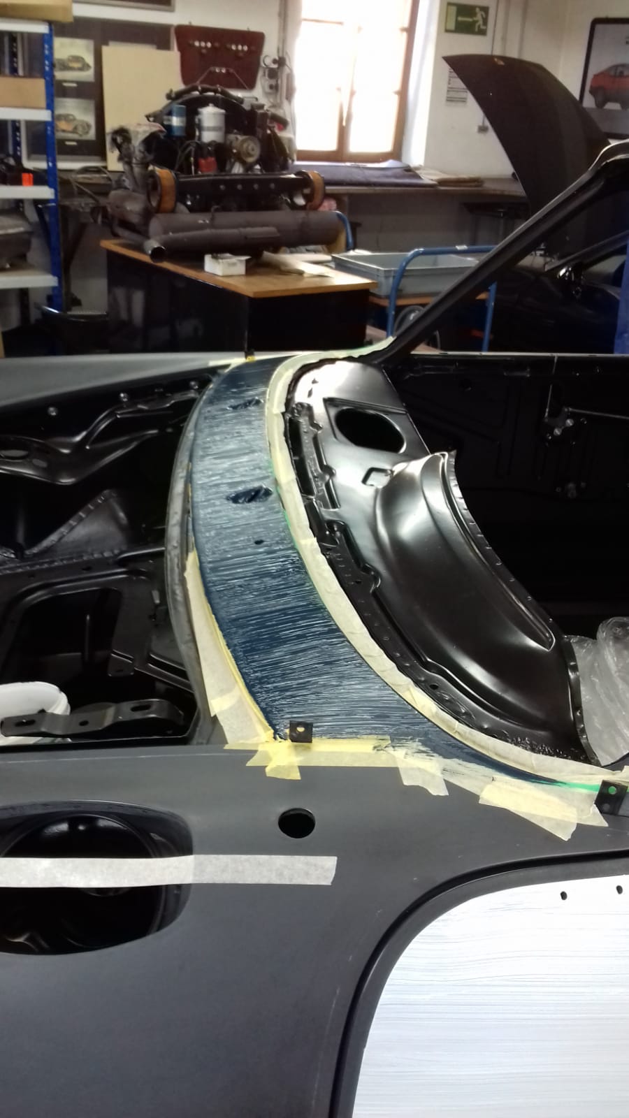 Abgeklebter Frontscheibenrahmen am FamosNine Porsche 912 während der Lackierarbeit