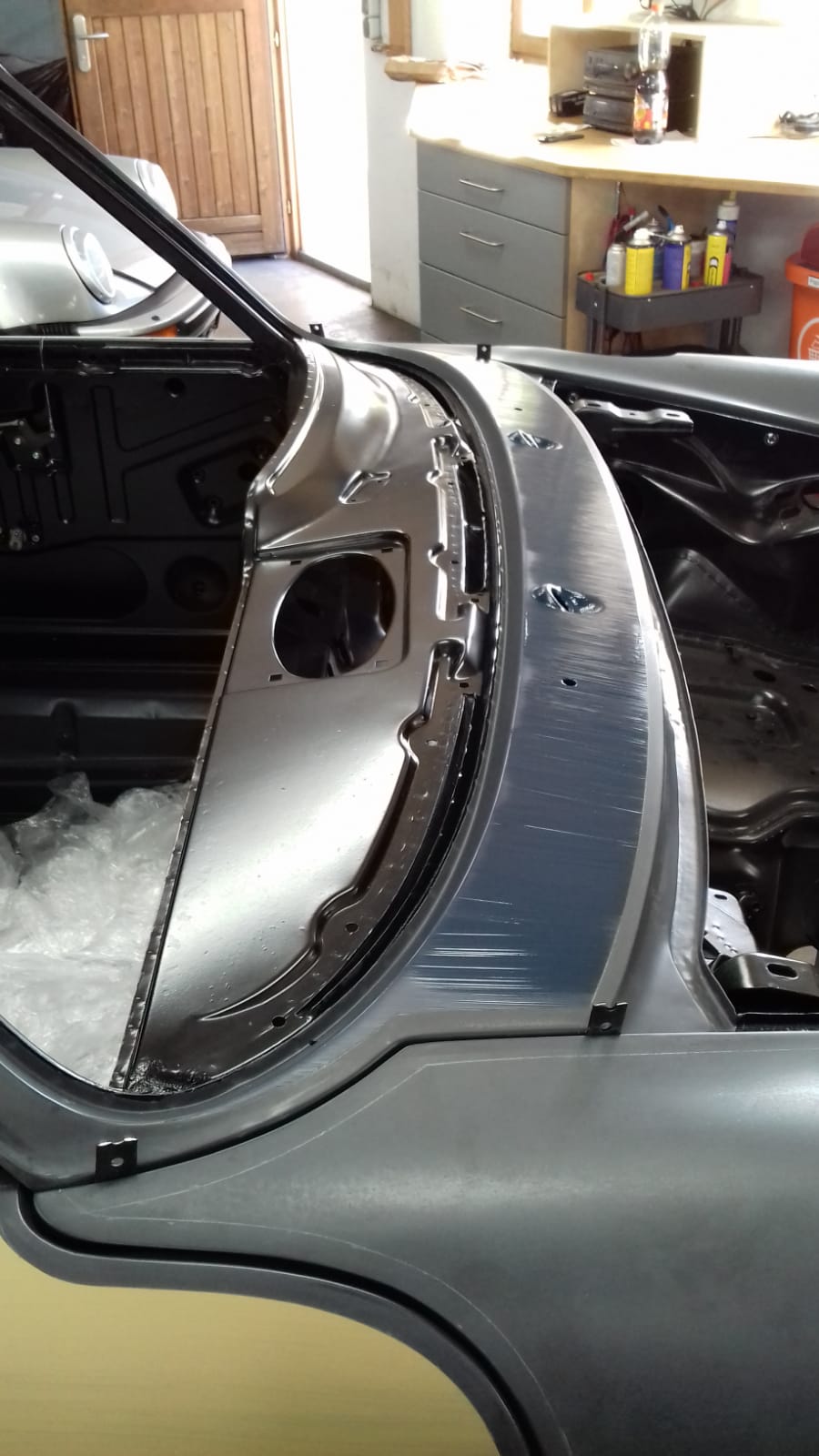 Grauer Frontscheibenrahmen des FamosNine Porsche 912 im Detail