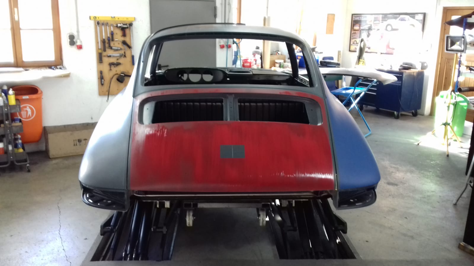 Heckansicht des FamosNine Porsche 912 mit roten blauen und grauen Flächen