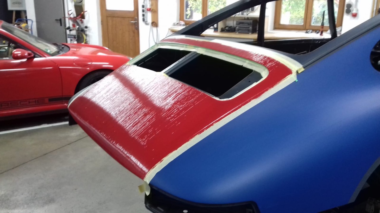 Heckpartie des Porsche 912 mit rotem Heckdeckel und blauer Seitenfläche im FamosNine Projekt