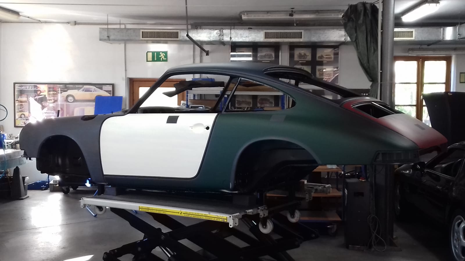 Heckpartie des FamosNine Porsche 912 mit grüner Fläche und weißer Tür