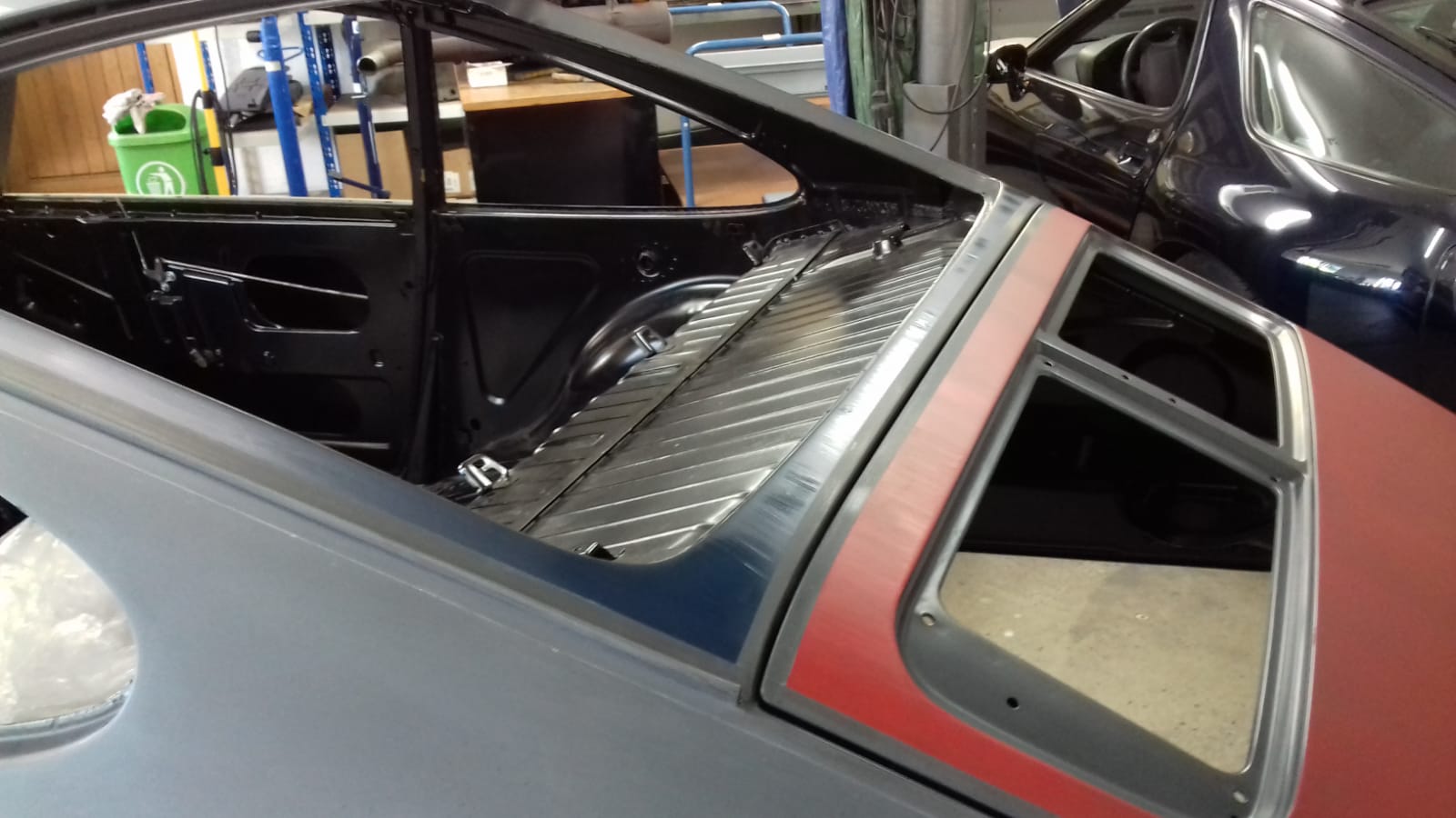 Heckscheibe und Dachpartie des FamosNine Porsche 912 mit roten und grauen Flächen