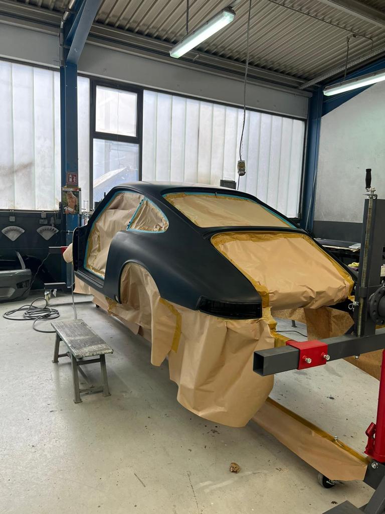 Linke Heckpartie des FamosNine Porsche 912 während der Lackiervorbereitung