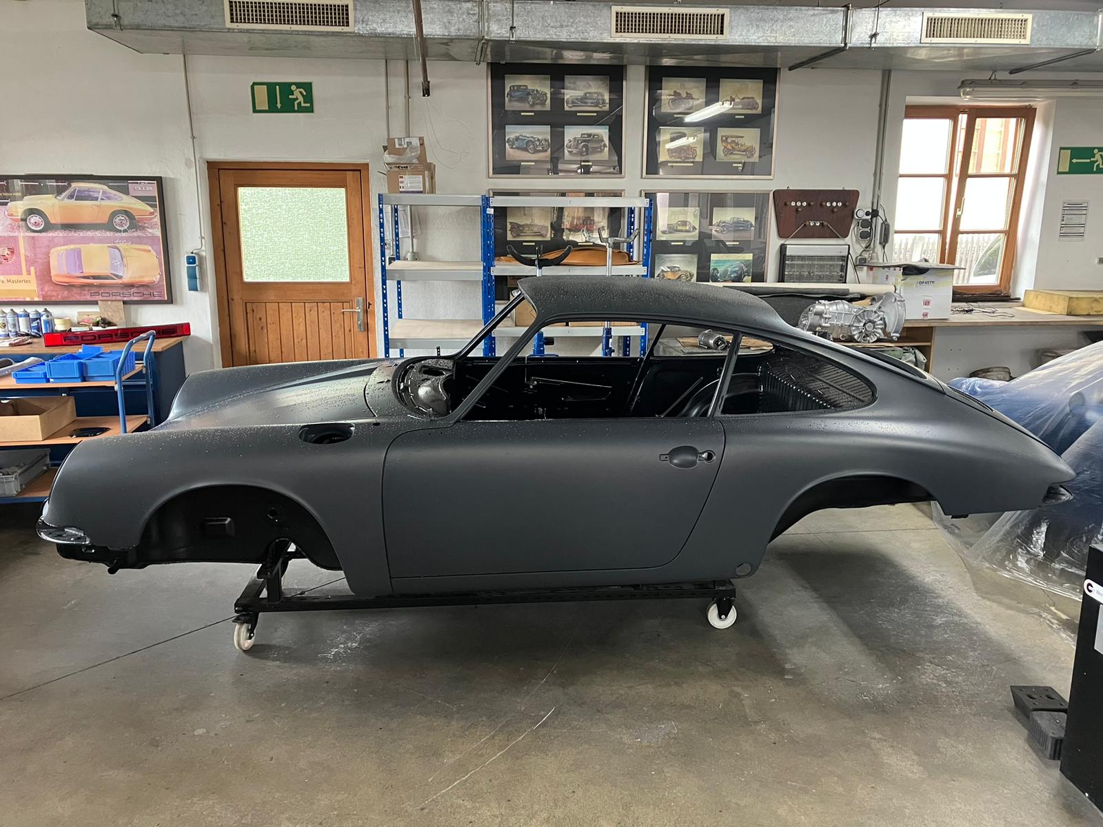 Graue Rohkarosse des FamosNine Porsche 912 in der Seitenansicht
