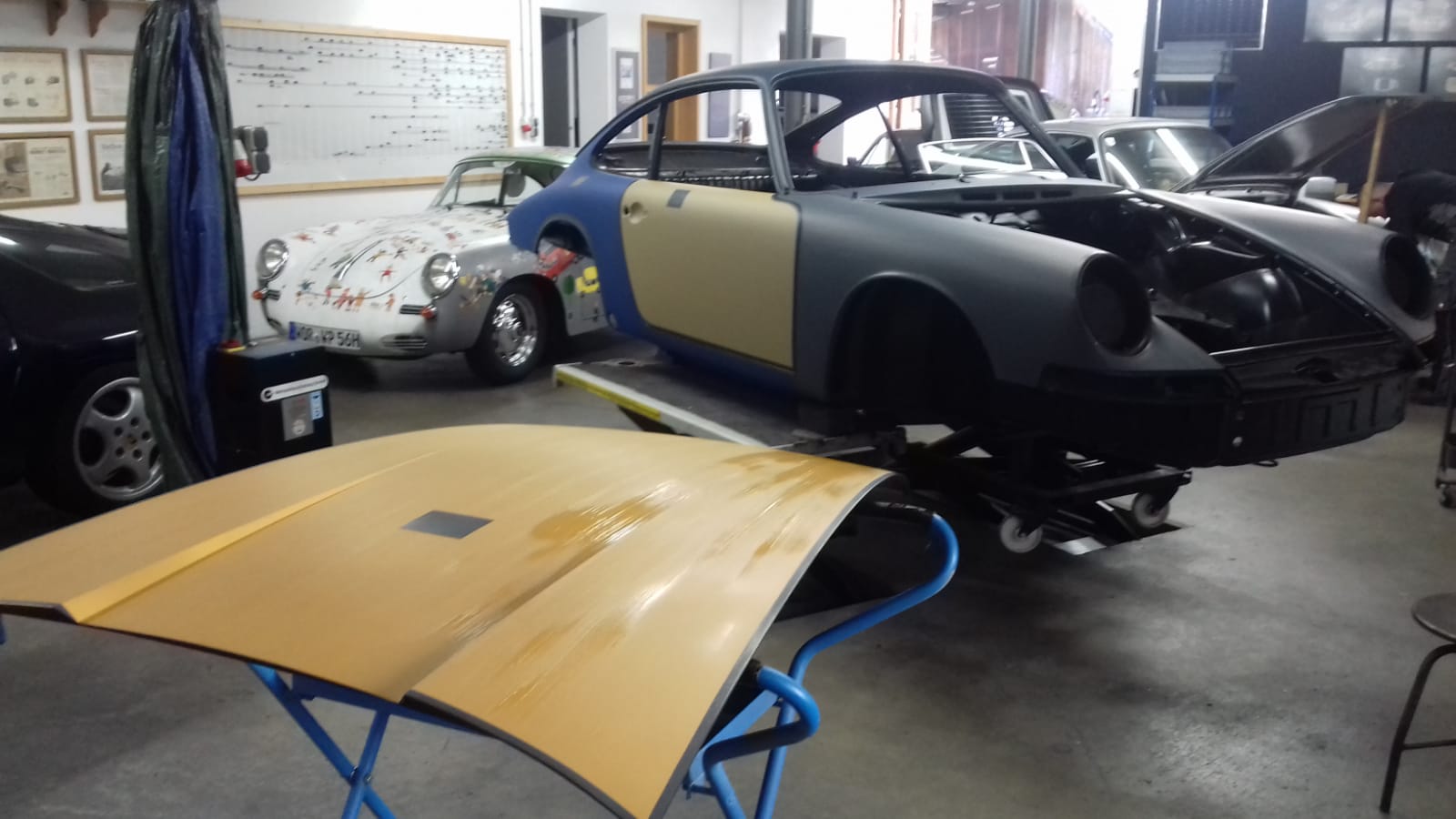 Porsche 912 Rohkarosse in der Werkstatt mit gelber Haube für das FamosNine Farbkonzept