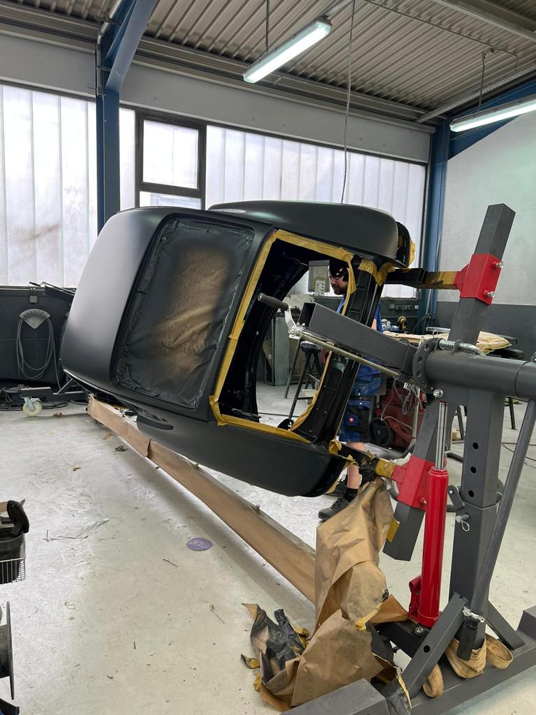 Abgedecktes Seitenteil des FamosNine Porsche 912 während des Aufbaus