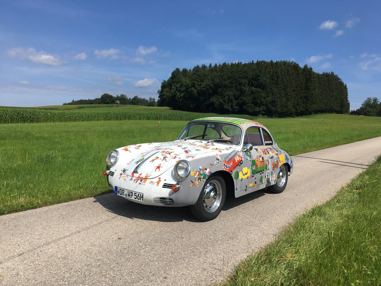 Helmut Freinecker mit dem Wimmelporsche vor der Werkstatt